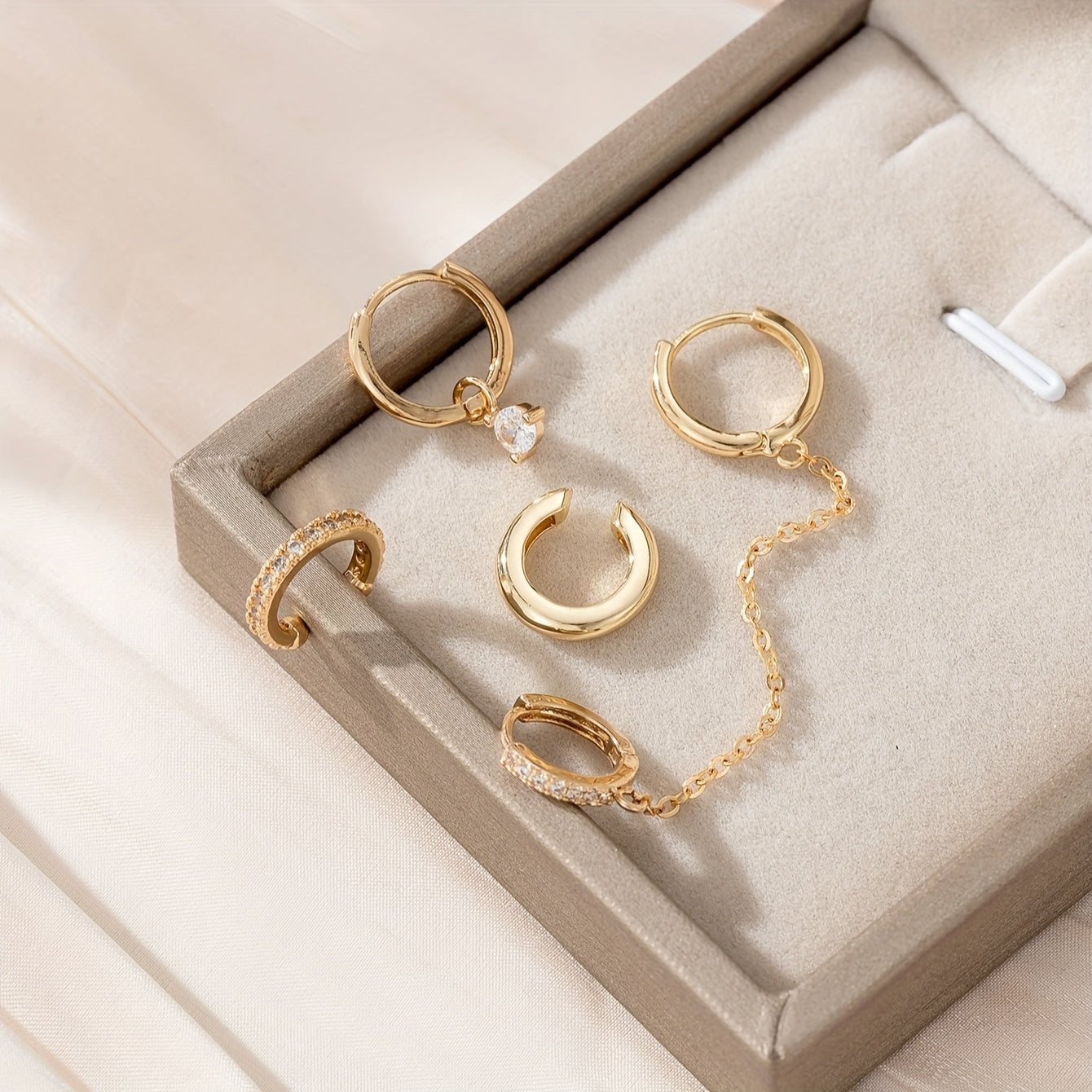 הילה | עגיל זהוב עם נגיעות זירקוניה מחובר בשרשרת אלגנטית