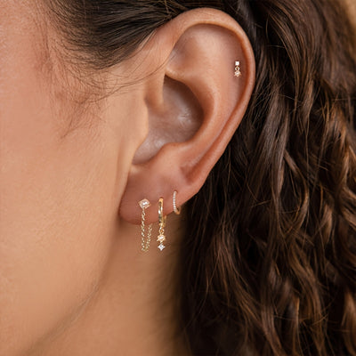 רומי | עגילי הוק עדינים בגוון זהב עם נצנוץ עדין