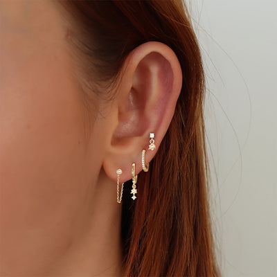 רומי | עגילי הוק עדינים בגוון זהב עם נצנוץ עדין