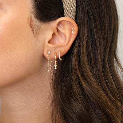 רומי | עגילי הוק עדינים בגוון זהב עם נצנוץ עדין