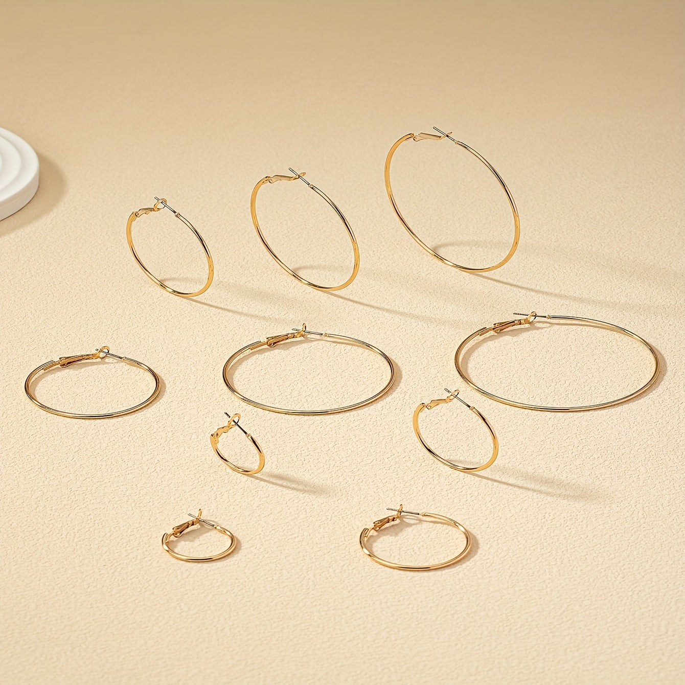 מאיה | סט עגילי חישוק אלגנטיים במראה זהוב יוקרתי