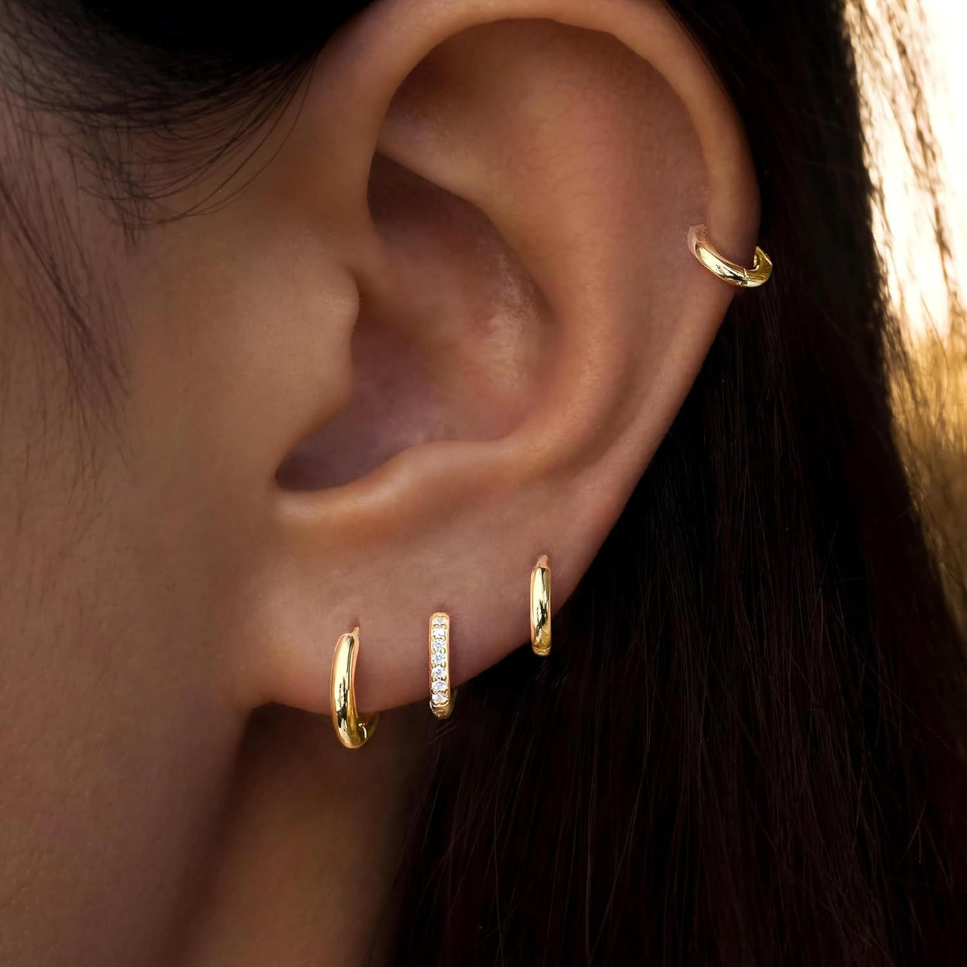 רומי | עגיל זהוב בעיצוב הוגי עדין עם נגיעה של זוהר