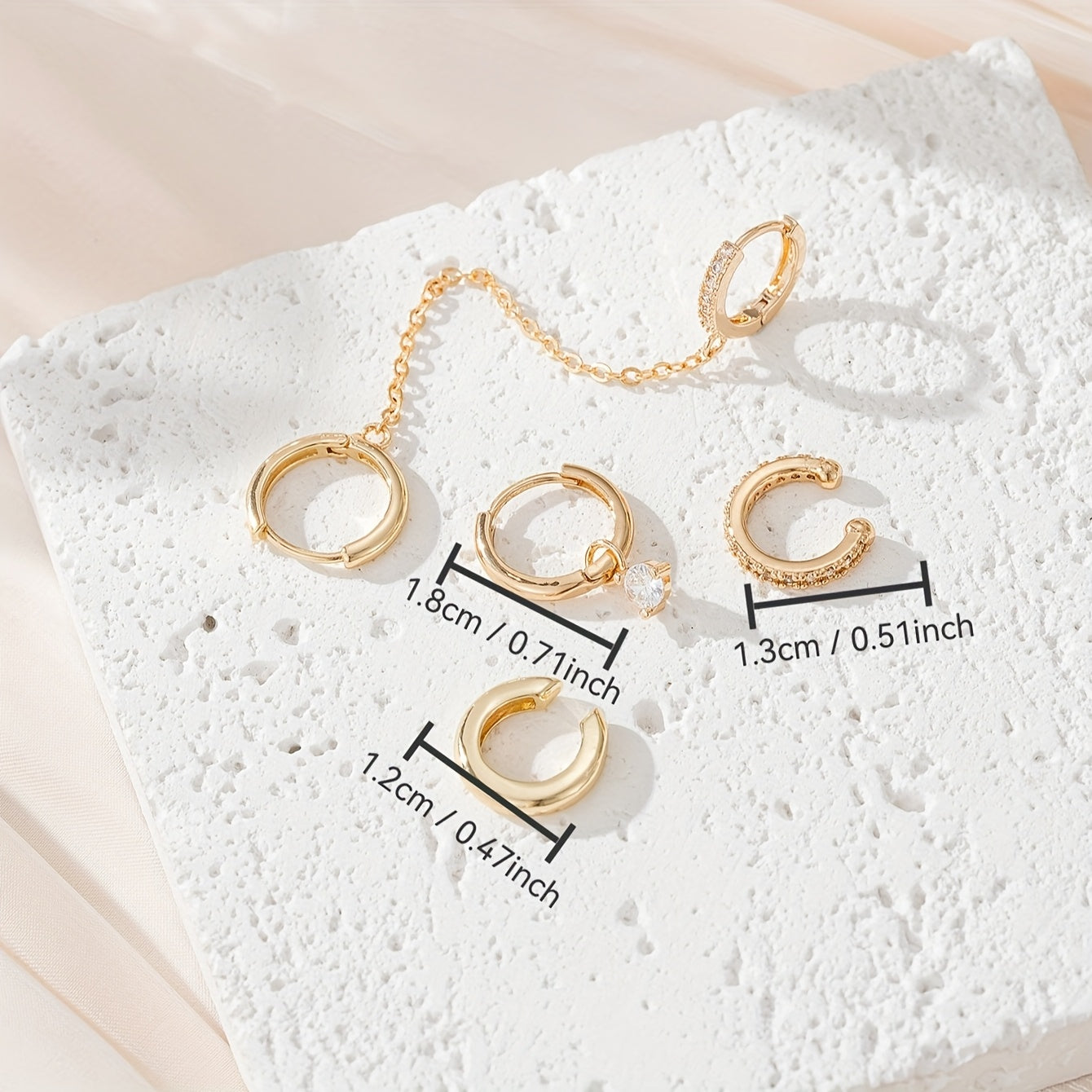 הילה | עגיל זהוב עם נגיעות זירקוניה מחובר בשרשרת אלגנטית