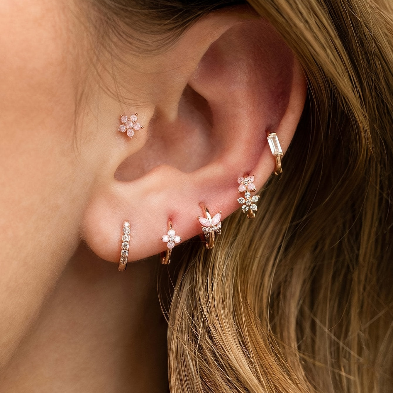 שני | עגילי פרח עדינים בגוון ורוד־זהב