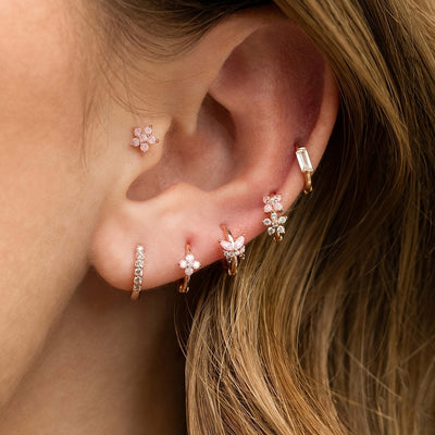 שני | עגילי פרח עדינים בגוון ורוד־זהב