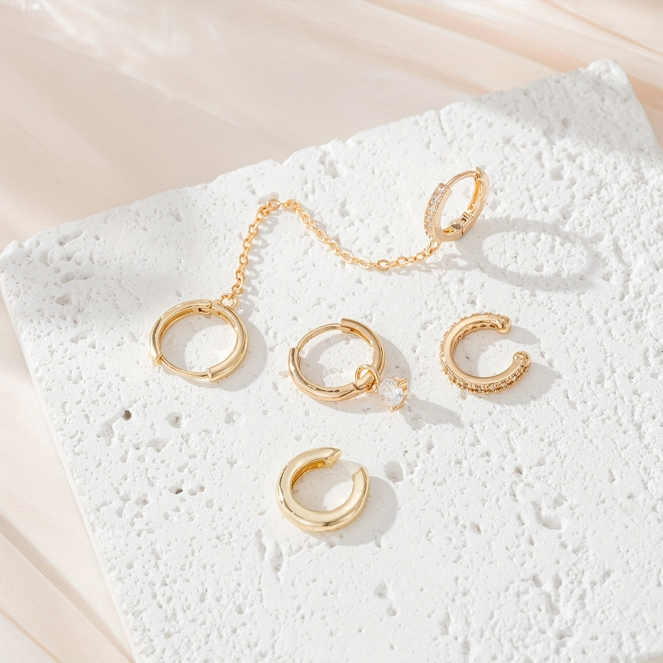 הילה | עגיל זהוב עם נגיעות זירקוניה מחובר בשרשרת אלגנטית