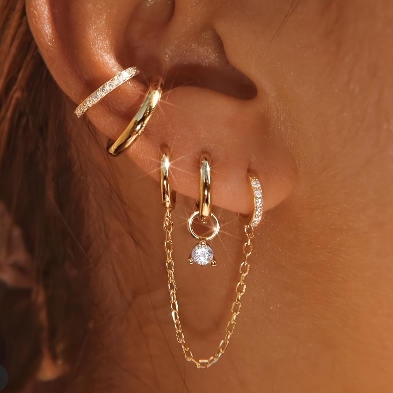 הילה | עגיל זהוב עם נגיעות זירקוניה מחובר בשרשרת אלגנטית