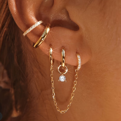 הילה | עגיל זהוב עם נגיעות זירקוניה מחובר בשרשרת אלגנטית