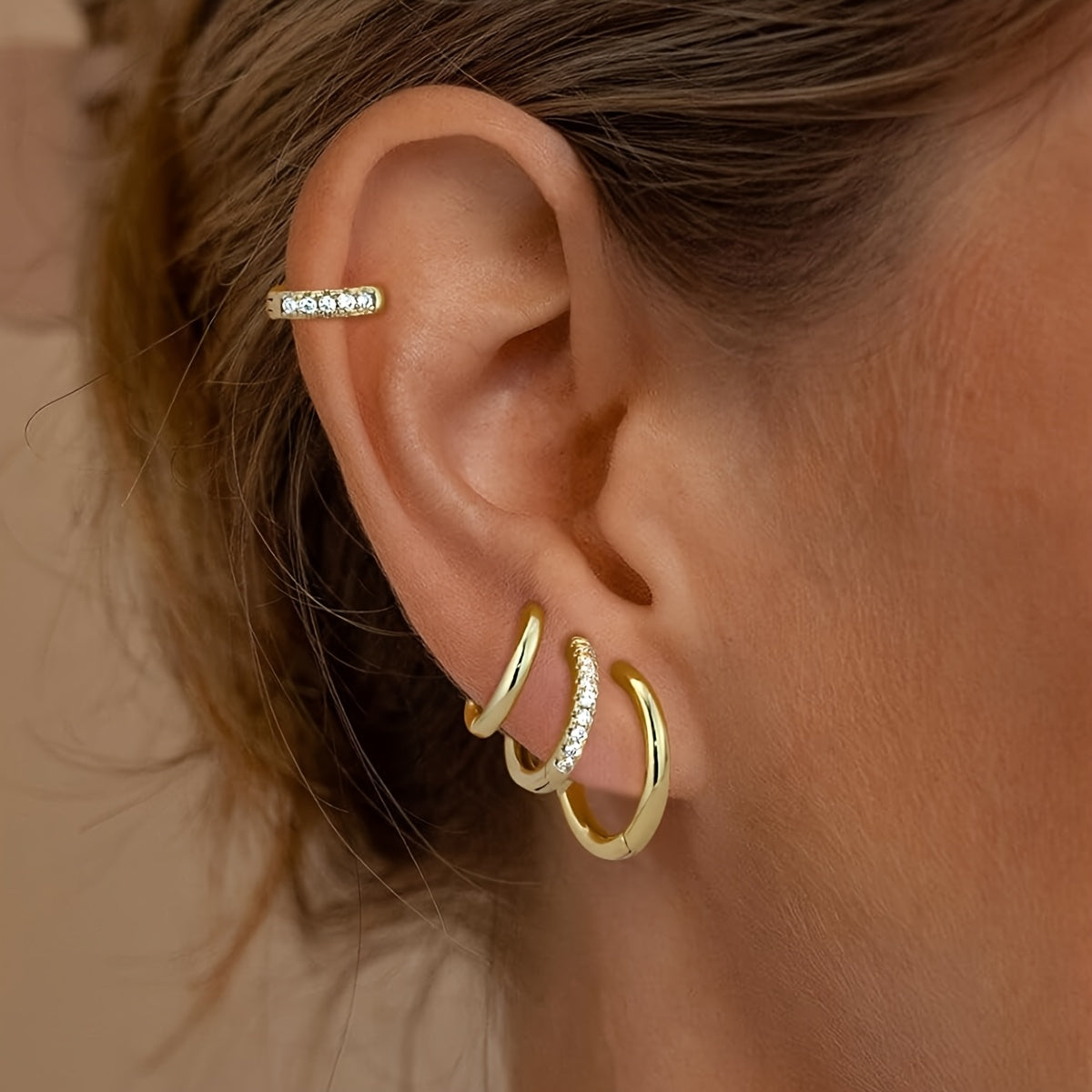 אלה | עגילי הוק עדינים עם נצנוץ זירקוניה