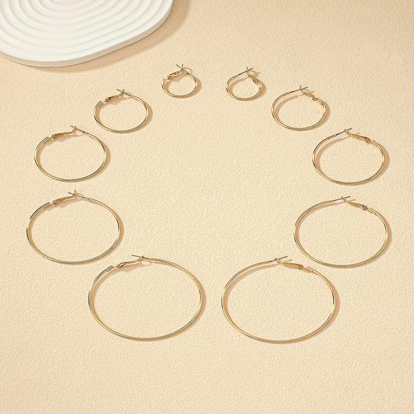 מאיה | סט עגילי חישוק אלגנטיים במראה זהוב יוקרתי