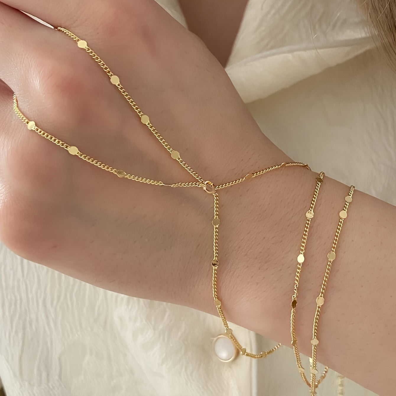 תמר | סט צמידים זהובים עדינים במראה אלגנטי ונוצץ