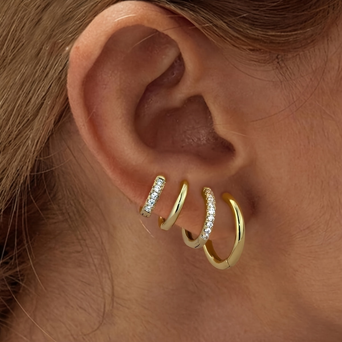 אלה | עגילי הוק עדינים עם נצנוץ זירקוניה