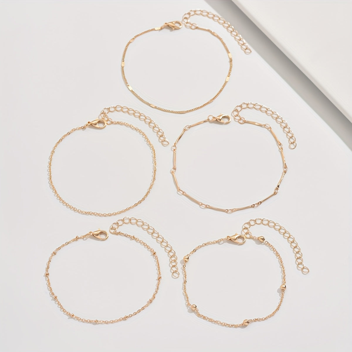 ליאן | סט צמידים זהובים בעיצוב קלאסי ועדין לנשים