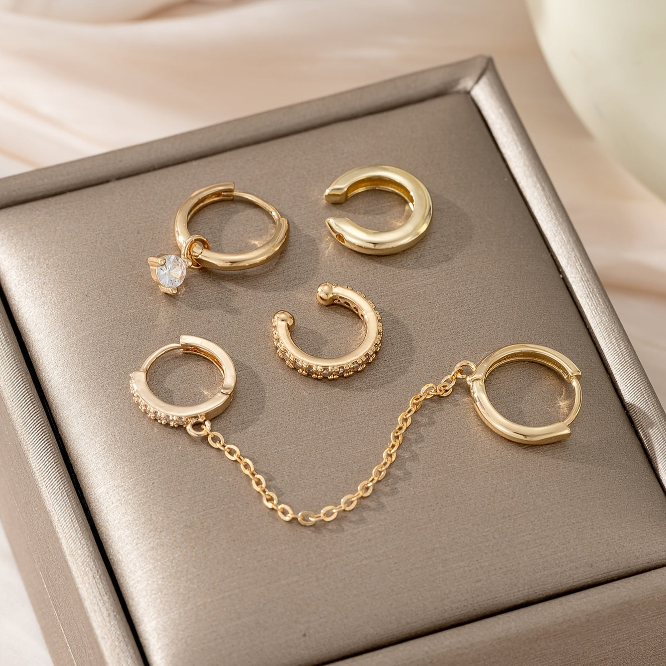 הילה | עגיל זהוב עם נגיעות זירקוניה מחובר בשרשרת אלגנטית