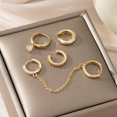 הילה | עגיל זהוב עם נגיעות זירקוניה מחובר בשרשרת אלגנטית