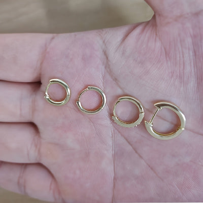 רומי | עגיל זהוב בעיצוב הוגי עדין עם נגיעה של זוהר