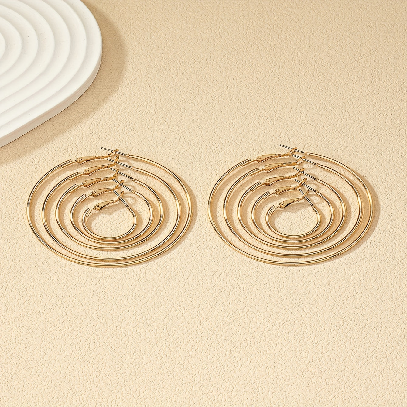 מאיה | סט עגילי חישוק אלגנטיים במראה זהוב יוקרתי