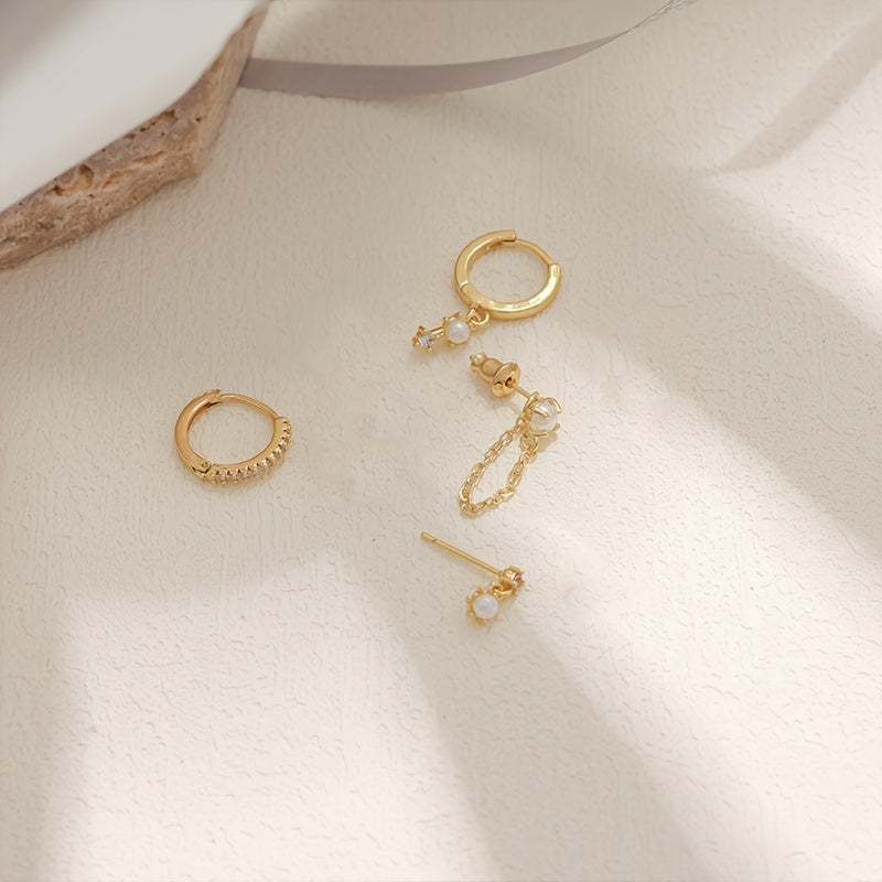 רומי | עגילי הוק עדינים בגוון זהב עם נצנוץ עדין