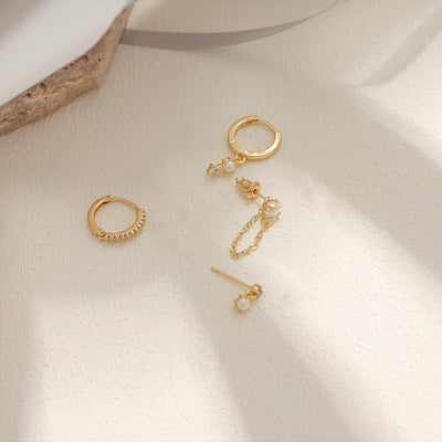 רומי | עגילי הוק עדינים בגוון זהב עם נצנוץ עדין